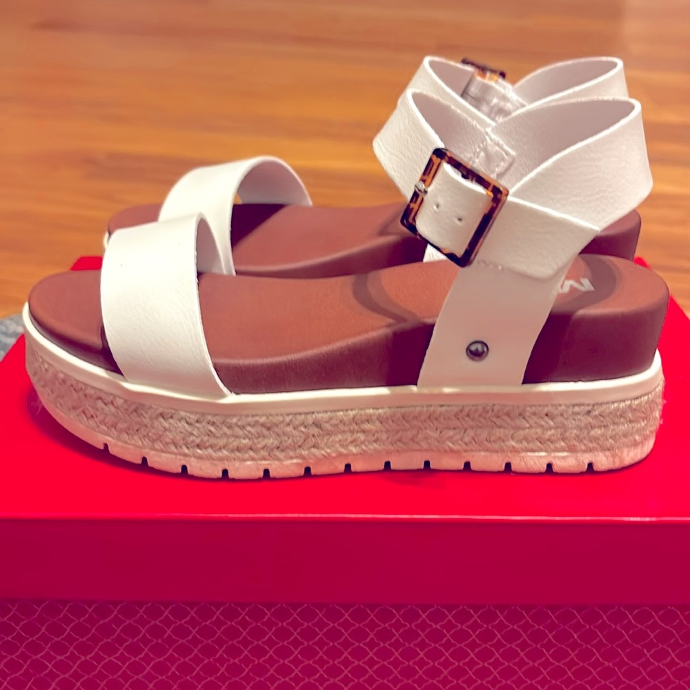 Women's MIA Kiera Flat Sandals Size 6M Color:White